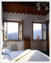 clicca per ingrandimento camera da letto con veduta panoramica su colline fiorentine