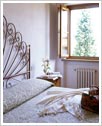 clicca per ingrandimento particolare della camera da letto e delle colline toscane